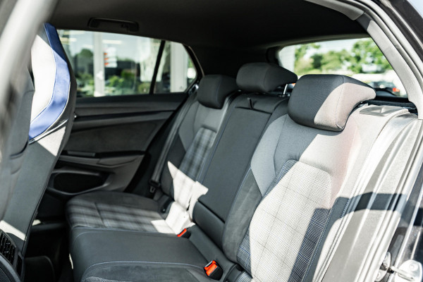 Volkswagen Golf 1.4 eHybrid GTE | Dealer onderhouden | Pano | ACC | Apple CarPlay / Android Auto