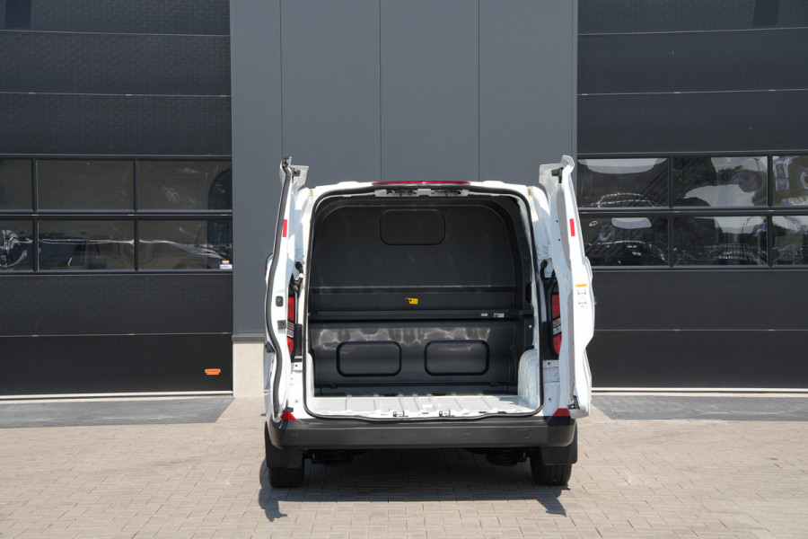 Ford Transit Custom 320 2.0 TDCI L1H1 Trend DC 136pk - 2x Schuif - Stoel/stuurverwarming - Cruise - Navi - Camera - Rijklaar