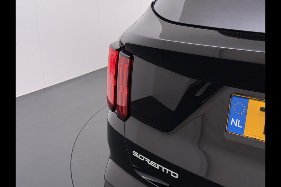 Kia Sorento 1.6T-GDI 265PK 4WD Plugin Hybrid DynamicPlusLine 7-Persoons Panoramadak Leder Trekhaak Adap.Cruise Bose® Stoel+Stuur+Achterbankv Apple Carplay Android Auto DAB Lmv Privacy Glas Led Elek.Stoelen Elek.Achterklep Fabrieksgarantie tot 24-8-2030/150.000KM 1e Eigenaar Dealeronderhouden 1.500KG Trekgewicht Origineel Nederlandse Auto
