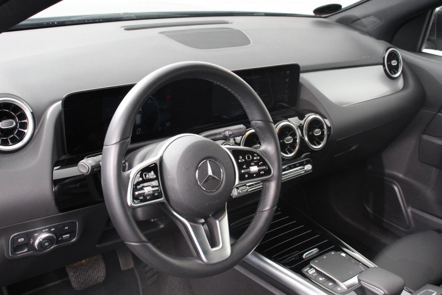 Mercedes-Benz GLA 200 Progressive Automaat Navigatie Climate control Cruise Control LED Elektrische Achterklep Lichtmetalen Velgen Camera