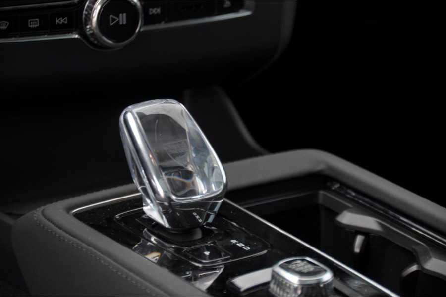 Volvo XC90 T8 408PK Automaat Plug-in hybrid AWD Ultra Bright / Luchtvering / Trekhaak / Panoramadak / Google services / Elektrisch bedienbare voorstoelen met geheugen / Stoelverwarming voor en achter