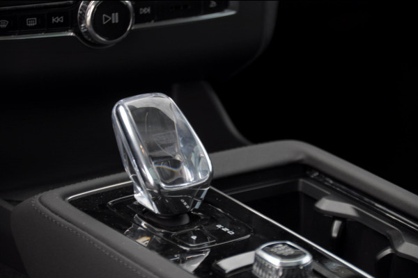 Volvo XC90 T8 408PK Automaat Plug-in hybrid AWD Ultra Bright / Luchtvering / Trekhaak / Panoramadak / Google services / Elektrisch bedienbare voorstoelen met geheugen / Stoelverwarming voor en achter