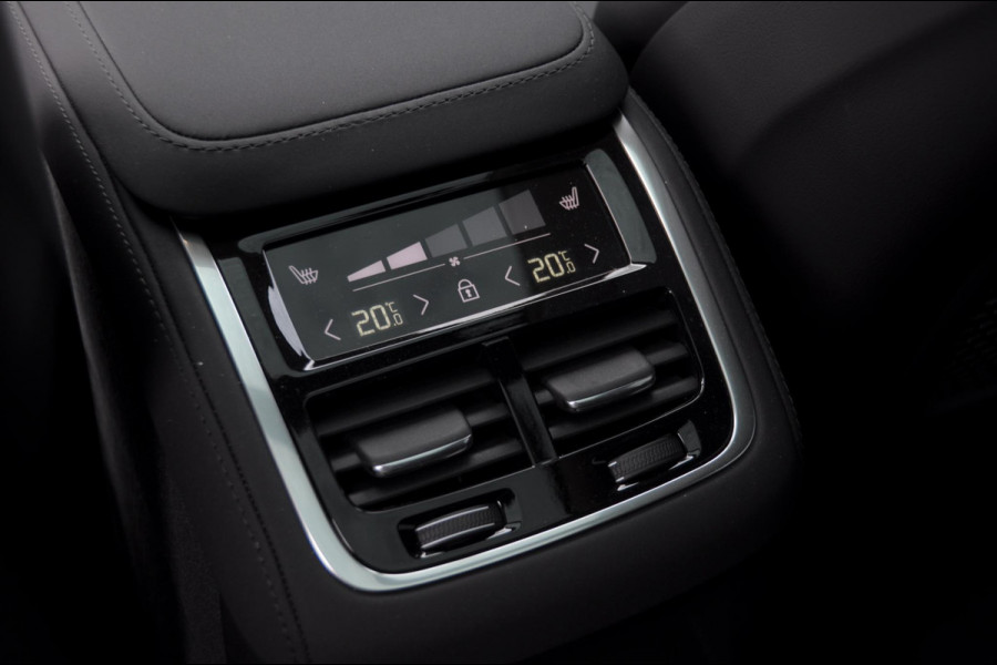 Volvo XC90 T8 408PK Automaat Plug-in hybrid AWD Ultra Bright / Luchtvering / Trekhaak / Panoramadak / Google services / Elektrisch bedienbare voorstoelen met geheugen / Stoelverwarming voor en achter