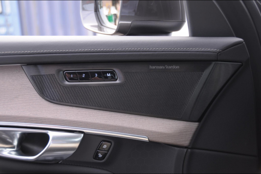 Volvo XC90 T8 408PK Automaat Plug-in hybrid AWD Ultra Bright / Luchtvering / Trekhaak / Panoramadak / Google services / Elektrisch bedienbare voorstoelen met geheugen / Stoelverwarming voor en achter