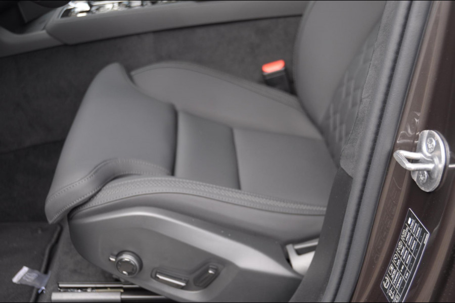 Volvo XC90 T8 408PK Automaat Plug-in hybrid AWD Ultra Bright / Luchtvering / Trekhaak / Panoramadak / Google services / Elektrisch bedienbare voorstoelen met geheugen / Stoelverwarming voor en achter