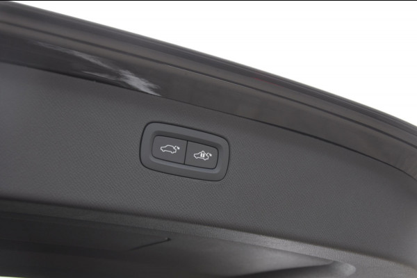 Volvo XC90 T8 408PK Automaat Plug-in hybrid AWD Ultra Bright / Luchtvering / Trekhaak / Panoramadak / Google services / Elektrisch bedienbare voorstoelen met geheugen / Stoelverwarming voor en achter