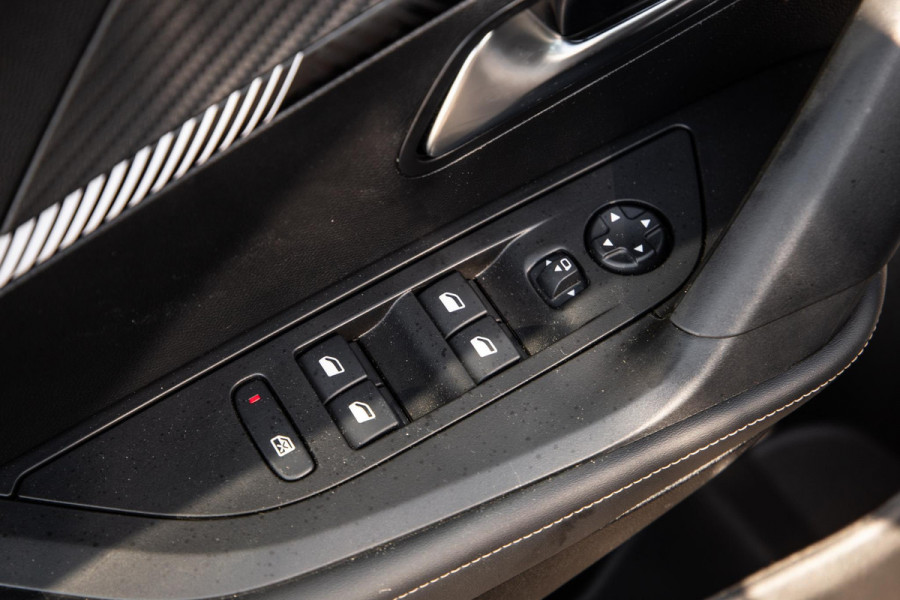 Peugeot e-2008 EV Allure 54 kWh ADAPTIVE CRUISE / CARPLAY / CAMERA / NAVI