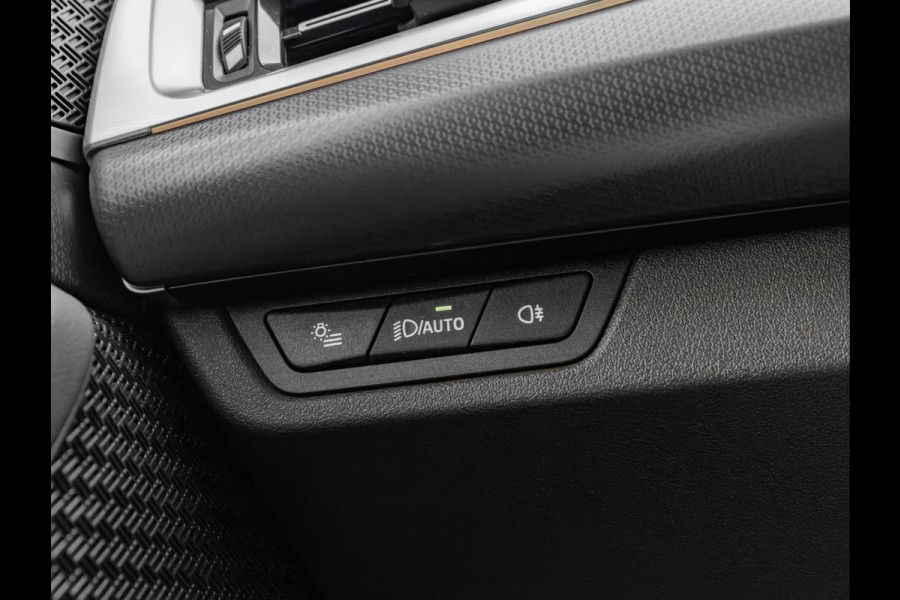 BMW 2 Serie Active Tourer 220i - M-Sport - Pano - Memoryzetels - Trekhaak - Head-Up