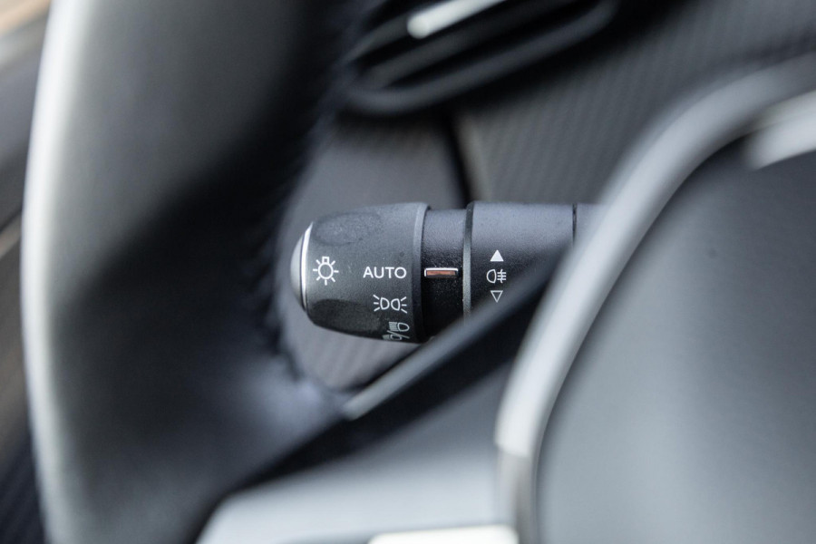 Peugeot e-2008 EV Allure 54 kWh ADAPTIVE CRUISE / CARPLAY / CAMERA / NAVI