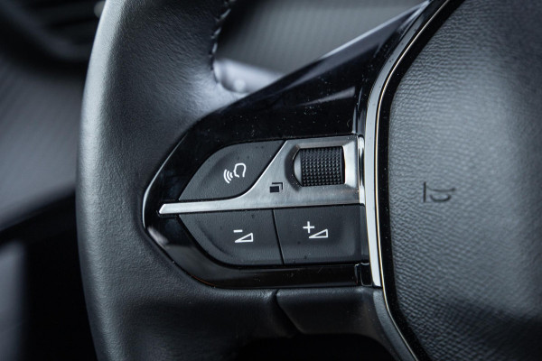 Peugeot e-2008 EV Allure 54 kWh ADAPTIVE CRUISE / CARPLAY / CAMERA / NAVI