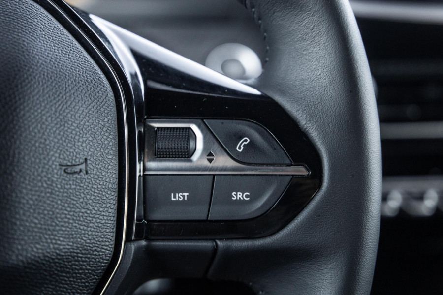 Peugeot e-2008 EV Allure 54 kWh ADAPTIVE CRUISE / CARPLAY / CAMERA / NAVI