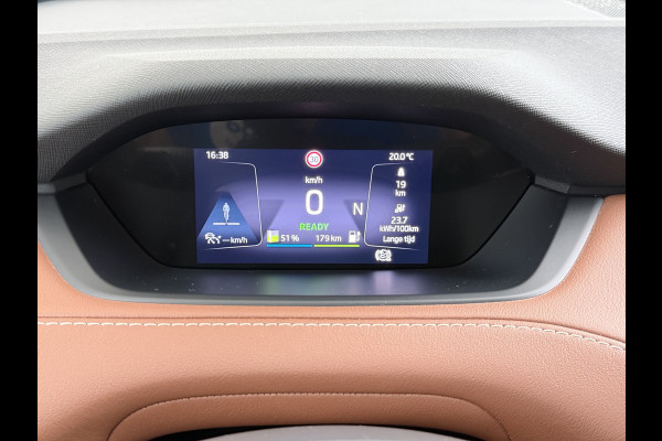 Škoda ENYAQ iV 60 Panoramadak Trekhaak Leder Adap.Cruise Stoel+Stuur+Achterbankverwarming Camera 3-Zone Ecc SOH 90% Keyless Navi Pdc Elek.Achterklep Apple Carplay Android Auto P-Assist Privacy Glas Led Lmv 20" 1.000KG Trekgewicht 1e Eigenaar Origineel Nederlandse Auto Zeer compleet