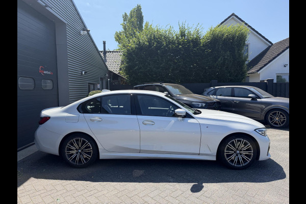 BMW 3-serie 330i High Executive M-Sport | Navigatie | Climate Control | Stoelverwarming | Parkeersensoren |