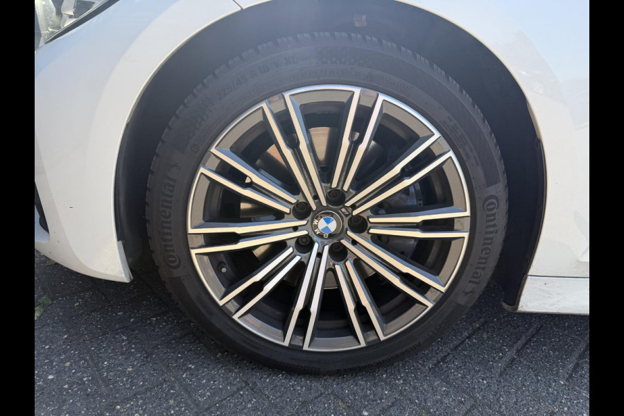 BMW 3-serie 330i High Executive M-Sport | Navigatie | Climate Control | Stoelverwarming | Parkeersensoren |