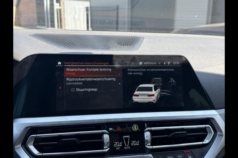 BMW 3-serie 330i High Executive M-Sport | Navigatie | Climate Control | Stoelverwarming | Parkeersensoren |