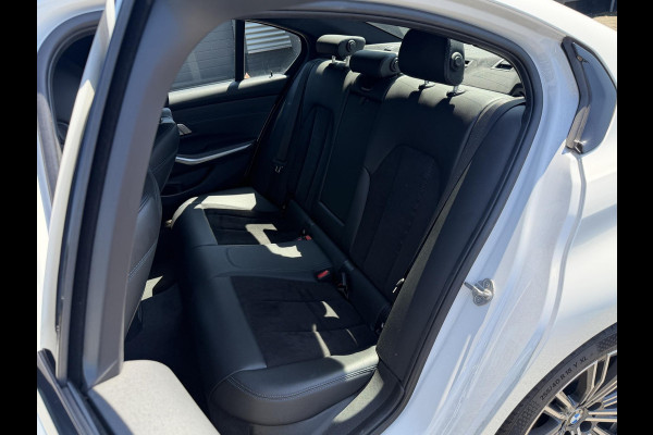 BMW 3-serie 330i High Executive M-Sport | Navigatie | Climate Control | Stoelverwarming | Parkeersensoren |