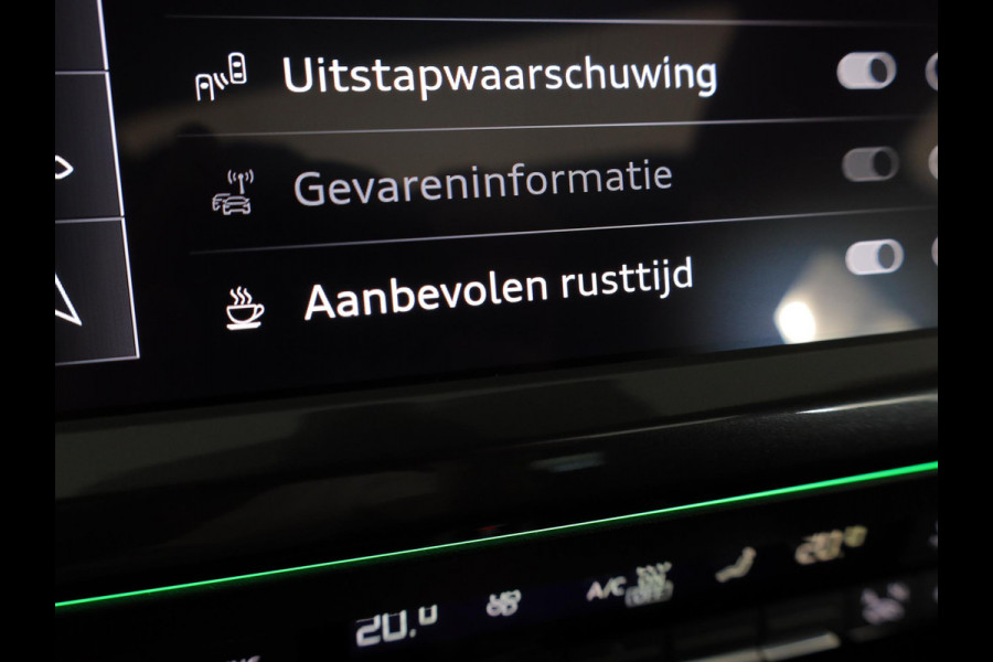 Audi Q4 e-tron 40 S edition 77 kWh 204 pk | Navigatie | Panoramadak | Parkeersensoren (Park assist) | Achteruitrijcamera | Autom. airco (3 zones) | Keyless | S-Line |