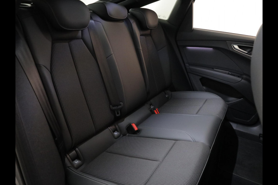 Audi Q4 e-tron 40 S edition 77 kWh 204 pk | Navigatie | Panoramadak | Parkeersensoren (Park assist) | Achteruitrijcamera | Autom. airco (3 zones) | Keyless | S-Line |