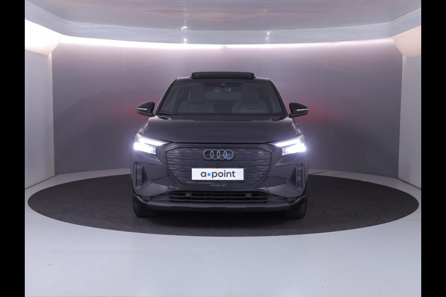 Audi Q4 e-tron 40 S edition 77 kWh 204 pk | Navigatie | Panoramadak | Parkeersensoren (Park assist) | Achteruitrijcamera | Autom. airco (3 zones) | Keyless | S-Line |