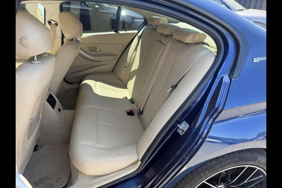 BMW 3-serie 330e High Executive SOH 91,3% | Navigatie | Lederen Bekleding | 19 Inch Lichtmetalen Velgen | Cruise Control |
