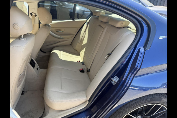 BMW 3-serie 330e High Executive SOH 91,3% | Navigatie | Lederen Bekleding | 19 Inch Lichtmetalen Velgen | Cruise Control |