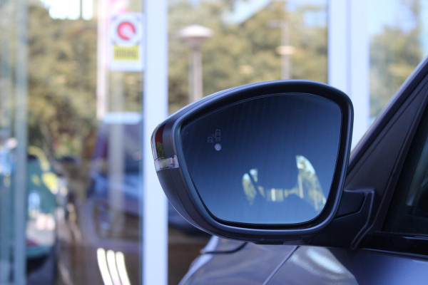 Peugeot 208 1.2 Hybrid 145PK AUTOMAAT GT | CAMERA VOOR + ACHTER | NAVIGATIE | DRAADLOZE APPLE CARPLAY/ANDROID AUTO | FULL LED KOPLAMPEN | LICHTMETALEN VELGEN 17" | DODEHOEK DETECTIE | DRAADLOZE TELEFOONLADER | KEYLESS ENTRY/START | DAB+ RADIO | ADAPTIVE CRUISE CONTROL | CLIMATE CONTROL |