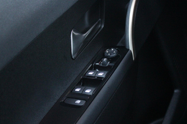 Lancia Ypsilon 1.2 Hybrid 110PK AUTOMAAT LX | CAMERA VOOR + ACHTER | PARKEERSENSOREN VOOR + ACHTER | DRIVE PACK: ADAPTIVE CRUISE CONTROL/DODEHOEK DETECTIE/ELEKTRISCH INKLAPBARE BUITENSPIEGELS/SPROTIEF STUURWIEL | SFEER VERLICHTING | CLIMATE CONTROL | DRAADLOZE APPLE CARPLAY/ANDROID AUTO | DRAADLOZE TELEFOONLADER | 17"  LICHTMETALEN VELGEN "DIAMOND CUT" | WIELKASTEN "GLOSSY BLACK" | PRIVACY GLAS ACHTER | PREMIUM STOELBEKLEDING "GRIGIO ANTRACITE" | KLEUR: "VERDER GIADA" |