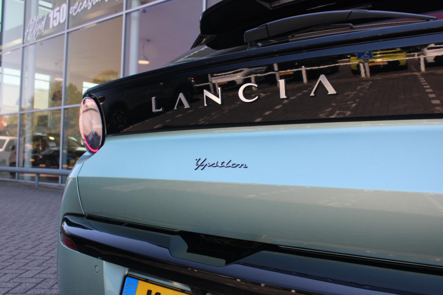 Lancia Ypsilon 1.2 Hybrid 110PK AUTOMAAT LX | CAMERA VOOR + ACHTER | PARKEERSENSOREN VOOR + ACHTER | DRIVE PACK: ADAPTIVE CRUISE CONTROL/DODEHOEK DETECTIE/ELEKTRISCH INKLAPBARE BUITENSPIEGELS/SPROTIEF STUURWIEL | SFEER VERLICHTING | CLIMATE CONTROL | DRAADLOZE APPLE CARPLAY/ANDROID AUTO | DRAADLOZE TELEFOONLADER | 17"  LICHTMETALEN VELGEN "DIAMOND CUT" | WIELKASTEN "GLOSSY BLACK" | PRIVACY GLAS ACHTER | PREMIUM STOELBEKLEDING "GRIGIO ANTRACITE" | KLEUR: "VERDER GIADA" |