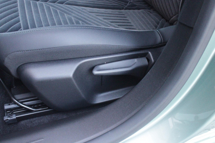 Lancia Ypsilon 1.2 Hybrid 110PK AUTOMAAT LX | CAMERA VOOR + ACHTER | PARKEERSENSOREN VOOR + ACHTER | DRIVE PACK: ADAPTIVE CRUISE CONTROL/DODEHOEK DETECTIE/ELEKTRISCH INKLAPBARE BUITENSPIEGELS/SPROTIEF STUURWIEL | SFEER VERLICHTING | CLIMATE CONTROL | DRAADLOZE APPLE CARPLAY/ANDROID AUTO | DRAADLOZE TELEFOONLADER | 17"  LICHTMETALEN VELGEN "DIAMOND CUT" | WIELKASTEN "GLOSSY BLACK" | PRIVACY GLAS ACHTER | PREMIUM STOELBEKLEDING "GRIGIO ANTRACITE" | KLEUR: "VERDER GIADA" |