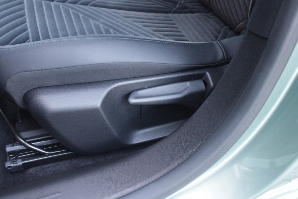 Lancia Ypsilon 1.2 Hybrid 110PK AUTOMAAT LX | CAMERA VOOR + ACHTER | PARKEERSENSOREN VOOR + ACHTER | DRIVE PACK: ADAPTIVE CRUISE CONTROL/DODEHOEK DETECTIE/ELEKTRISCH INKLAPBARE BUITENSPIEGELS/SPROTIEF STUURWIEL | SFEER VERLICHTING | CLIMATE CONTROL | DRAADLOZE APPLE CARPLAY/ANDROID AUTO | DRAADLOZE TELEFOONLADER | 17"  LICHTMETALEN VELGEN "DIAMOND CUT" | WIELKASTEN "GLOSSY BLACK" | PRIVACY GLAS ACHTER | PREMIUM STOELBEKLEDING "GRIGIO ANTRACITE" | KLEUR: "VERDER GIADA" |