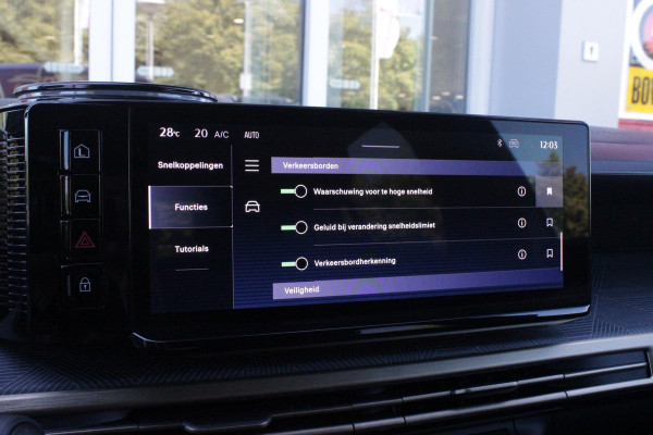 Lancia Ypsilon 1.2 Hybrid 110PK AUTOMAAT LX | CAMERA VOOR + ACHTER | PARKEERSENSOREN VOOR + ACHTER | DRIVE PACK: ADAPTIVE CRUISE CONTROL/DODEHOEK DETECTIE/ELEKTRISCH INKLAPBARE BUITENSPIEGELS/SPROTIEF STUURWIEL | SFEER VERLICHTING | CLIMATE CONTROL | DRAADLOZE APPLE CARPLAY/ANDROID AUTO | DRAADLOZE TELEFOONLADER | 17"  LICHTMETALEN VELGEN "DIAMOND CUT" | WIELKASTEN "GLOSSY BLACK" | PRIVACY GLAS ACHTER | PREMIUM STOELBEKLEDING "GRIGIO ANTRACITE" | KLEUR: "VERDER GIADA" |