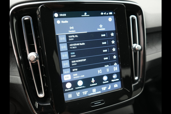 Volvo XC40 Recharge Twin Core 78 kWh 408pk Dealer O.H. | Warmtepomp | Camera | Stoelen & Stuur Verwarmd | Google Assistent | Apple Carplay | Cruise Control | DAB | Virtual Cockpit |