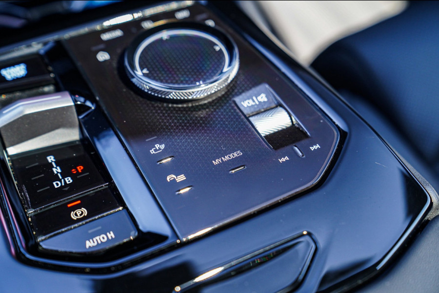 BMW i5 EDrive40 84 kWh | Bowers & Wilkins | Head Up Display | Stoelverkoeling | 360 Camera | AR Camera | Elektrisch trekhaak