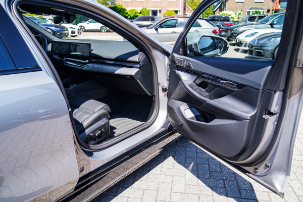 BMW i5 EDrive40 84 kWh | Bowers & Wilkins | Head Up Display | Stoelverkoeling | 360 Camera | AR Camera | Elektrisch trekhaak