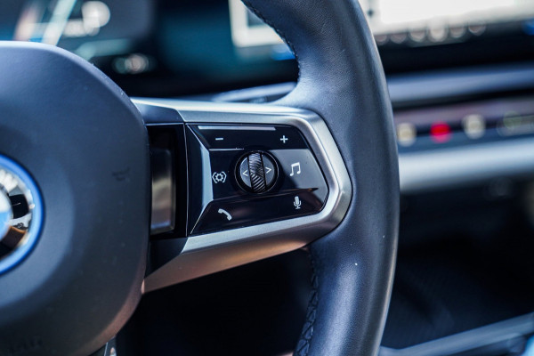 BMW i5 EDrive40 84 kWh | Bowers & Wilkins | Head Up Display | Stoelverkoeling | 360 Camera | AR Camera | Elektrisch trekhaak