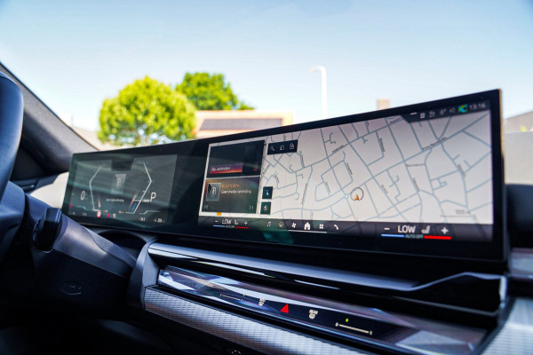 BMW i5 EDrive40 84 kWh | Bowers & Wilkins | Head Up Display | Stoelverkoeling | 360 Camera | AR Camera | Elektrisch trekhaak