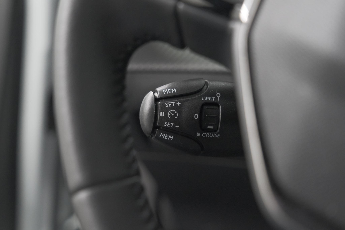 Peugeot 2008 1.2 Hybrid 145 Allure | Apple Carplay | Climate Control | Parkeersensoren Voor + Achter