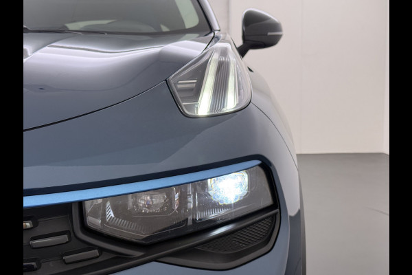 Lynk & Co 01 1.5T PHEV AUT-7 261pk Pano-Schuifdak Lmv 20" 360°Camera Apple Carplay Android Auto Adap.Cruise Navi Pdc Ecc Keyless Led Plug-In  Elek.Memory.Stoel File assistent Dodehoek detector Elektrisch bedienbare achterklep Rijstrooksensor Wifi Verkeersbord detectie Origineel Nederlandse Auto