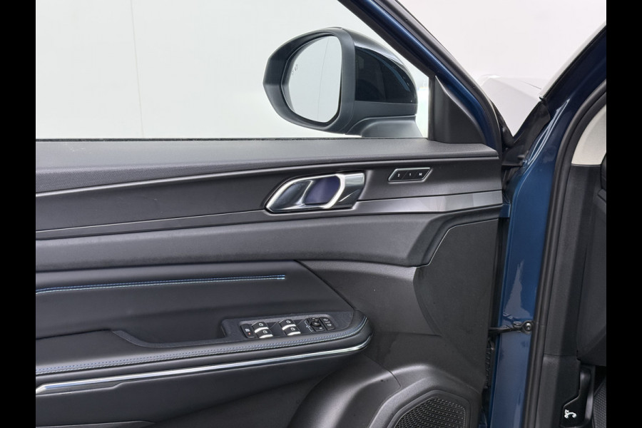 Lynk & Co 01 1.5T PHEV AUT-7 261pk Pano-Schuifdak Lmv 20" 360°Camera Apple Carplay Android Auto Adap.Cruise Navi Pdc Ecc Keyless Led Plug-In  Elek.Memory.Stoel File assistent Dodehoek detector Elektrisch bedienbare achterklep Rijstrooksensor Wifi Verkeersbord detectie Origineel Nederlandse Auto