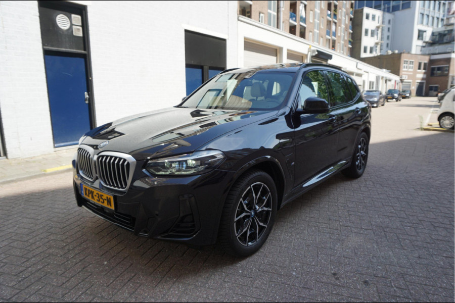 BMW X3 xDrive30e High Executive M-SPORT | Trekhaak | Panoramadak | Adaptive + Lane | BTW auto | Apple Carplay |