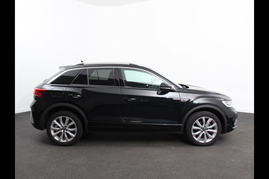 Volkswagen T-Roc 1.5 eTsi R-Line Edition Automaat Navigatie Apple Carplay/Android Auto Camera Parkeersensoren Adaptive Cruise Control Stoelverwarming Virtual Cockpit Elektrische achterklep Getinte ramen Climate Control