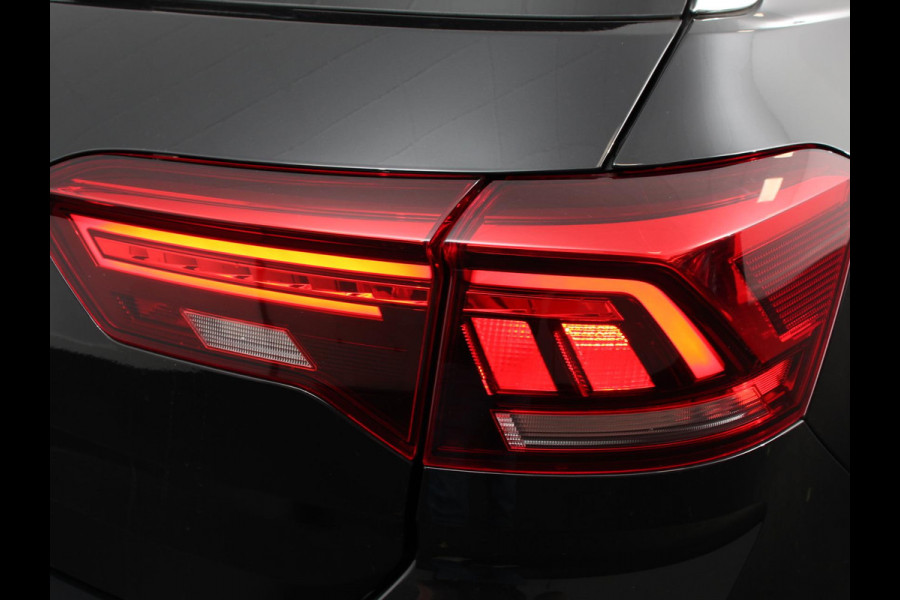 Volkswagen T-Roc 1.5 eTsi R-Line Edition Automaat Navigatie Apple Carplay/Android Auto Camera Parkeersensoren Adaptive Cruise Control Stoelverwarming Virtual Cockpit Elektrische achterklep Getinte ramen Climate Control