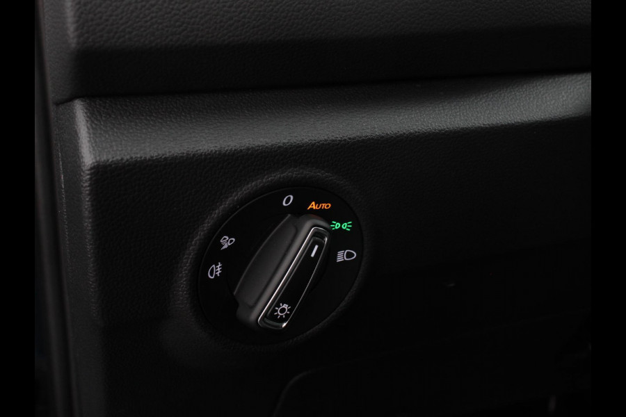 Volkswagen T-Roc 1.5 eTsi R-Line Edition Automaat Navigatie Apple Carplay/Android Auto Camera Parkeersensoren Adaptive Cruise Control Stoelverwarming Virtual Cockpit Elektrische achterklep Getinte ramen Climate Control