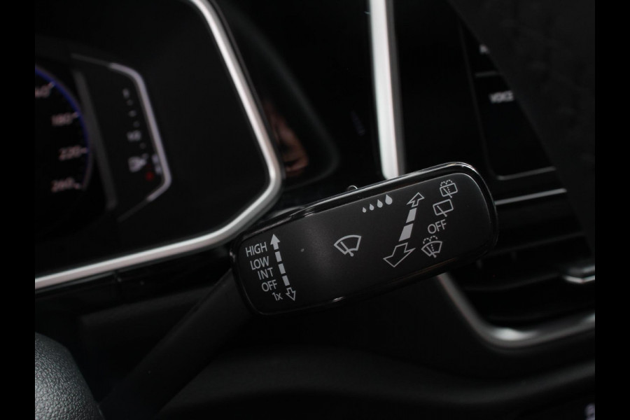 Volkswagen T-Roc 1.5 eTsi R-Line Edition Automaat Navigatie Apple Carplay/Android Auto Camera Parkeersensoren Adaptive Cruise Control Stoelverwarming Virtual Cockpit Elektrische achterklep Getinte ramen Climate Control