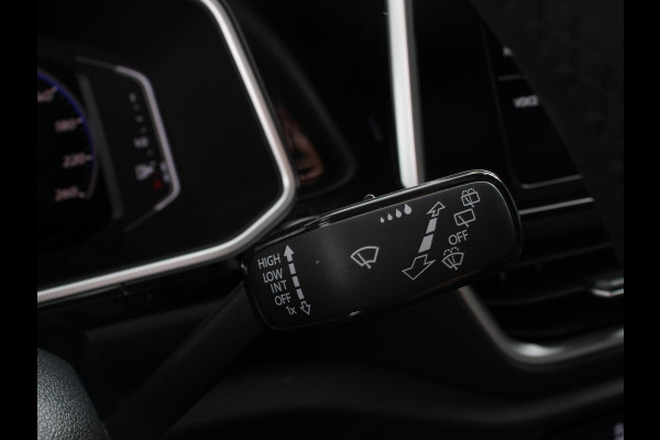Volkswagen T-Roc 1.5 eTsi R-Line Edition Automaat Navigatie Apple Carplay/Android Auto Camera Parkeersensoren Adaptive Cruise Control Stoelverwarming Virtual Cockpit Elektrische achterklep Getinte ramen Climate Control
