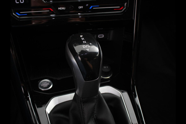 Volkswagen T-Roc 1.5 eTsi R-Line Edition Automaat Navigatie Apple Carplay/Android Auto Camera Parkeersensoren Adaptive Cruise Control Stoelverwarming Virtual Cockpit Elektrische achterklep Getinte ramen Climate Control