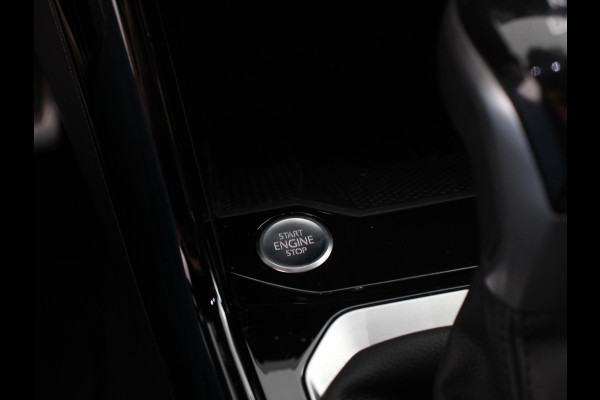 Volkswagen T-Roc 1.5 eTsi R-Line Edition Automaat Navigatie Apple Carplay/Android Auto Camera Parkeersensoren Adaptive Cruise Control Stoelverwarming Virtual Cockpit Elektrische achterklep Getinte ramen Climate Control