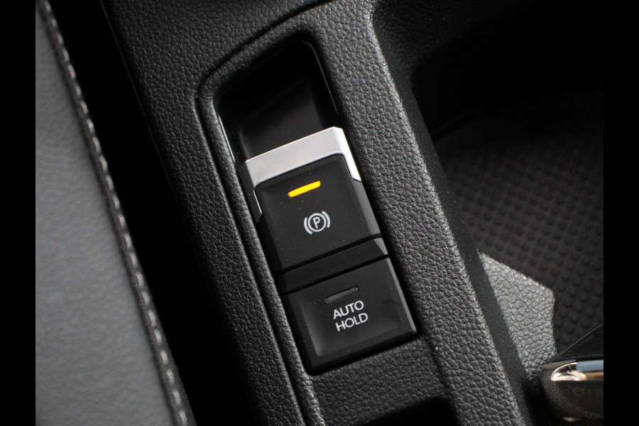 Volkswagen T-Roc 1.5 eTsi R-Line Edition Automaat Navigatie Apple Carplay/Android Auto Camera Parkeersensoren Adaptive Cruise Control Stoelverwarming Virtual Cockpit Elektrische achterklep Getinte ramen Climate Control