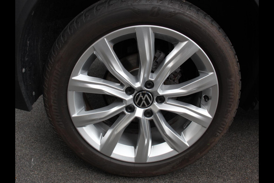 Volkswagen T-Roc 1.5 eTsi R-Line Edition Automaat Navigatie Apple Carplay/Android Auto Camera Parkeersensoren Adaptive Cruise Control Stoelverwarming Virtual Cockpit Elektrische achterklep Getinte ramen Climate Control
