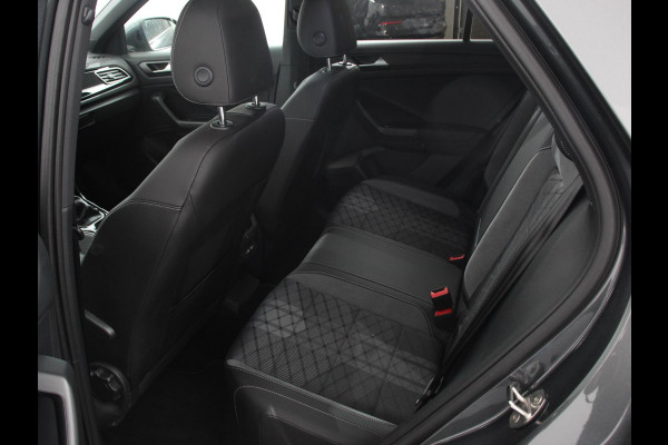 Volkswagen T-Roc 1.5 eTsi R-Line Edition Automaat Navigatie Apple Carplay/Android Auto Camera Parkeersensoren Adaptive Cruise Control Stoelverwarming Virtual Cockpit Elektrische achterklep Getinte ramen Climate Control